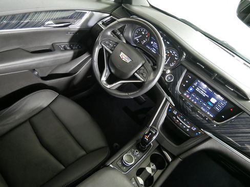 Used 2023 Cadillac XT6 Premium Luxury w/ Technology Package AWD/4WD image 9