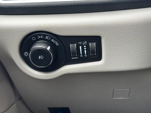 Used 2023 Chrysler Pacifica Touring-L image 26