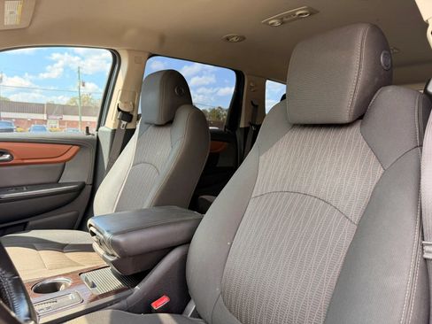 Used 2017 Chevrolet Traverse LT w/ Style and Technology Package FWD image 11