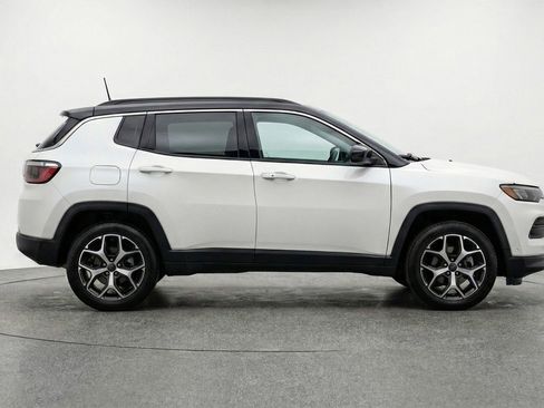 Used 2025 Jeep Compass Limited image 11
