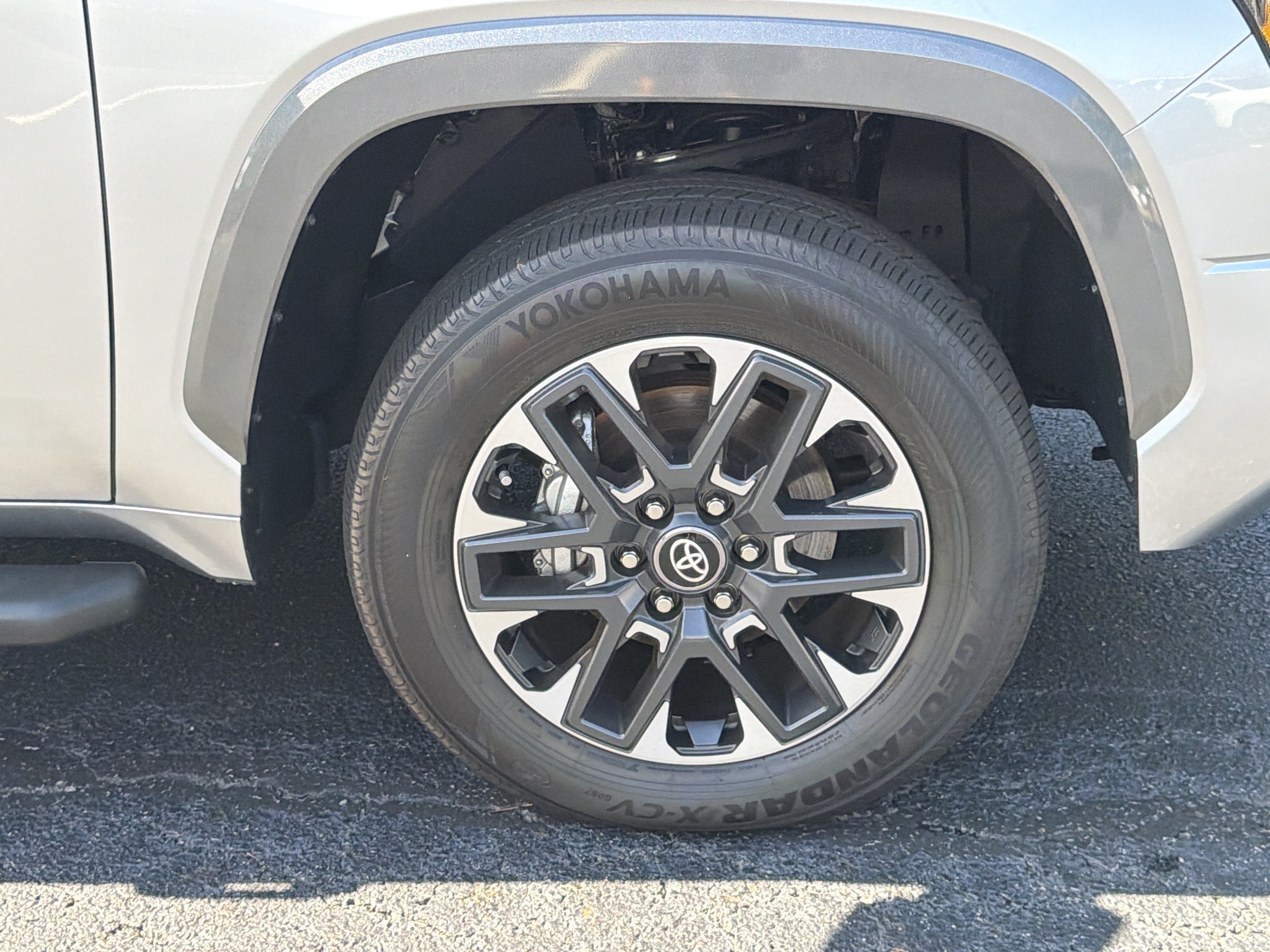 Used 2025 Toyota Tundra Limited AWD/4WD image 12