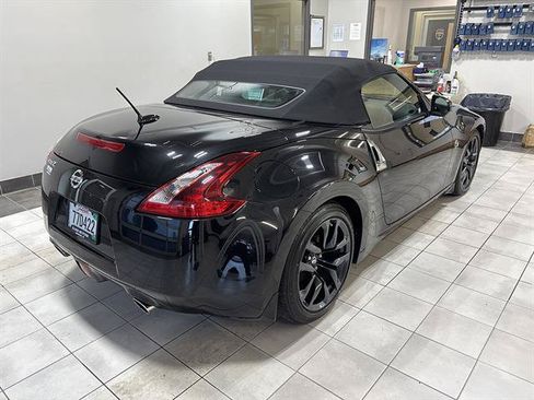 Used 2018 Nissan 370Z Touring RWD image 4