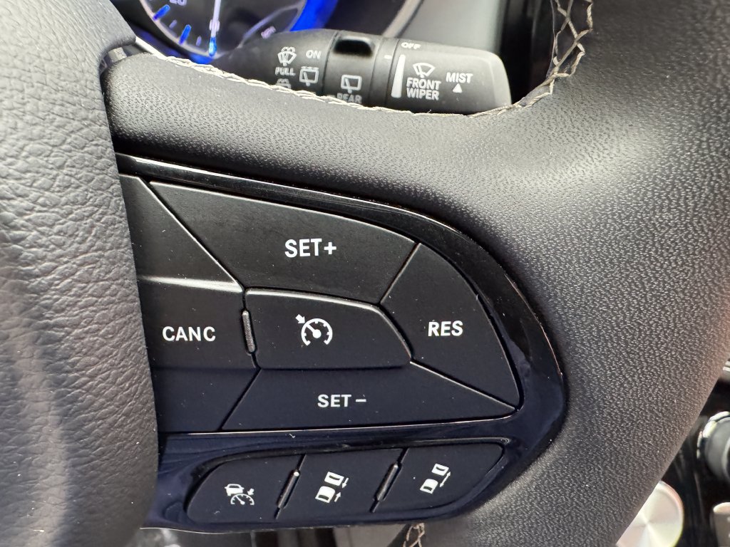 Used 2025 Chrysler Pacifica Limited FWD image 16