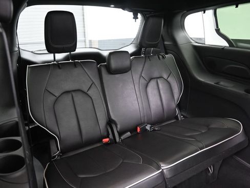 Used 2025 Chrysler Pacifica Limited FWD image 18