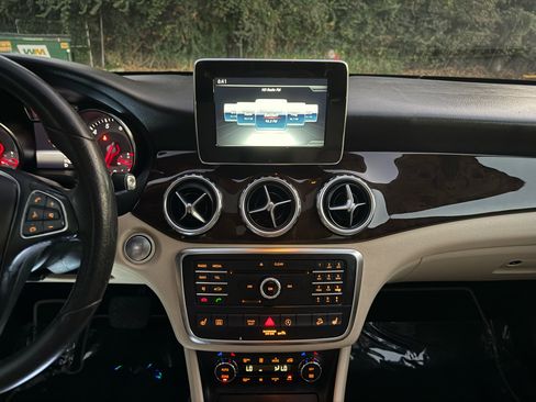 Used 2017 Mercedes-Benz GLA 250 4MATIC w/ Premium Package image 29