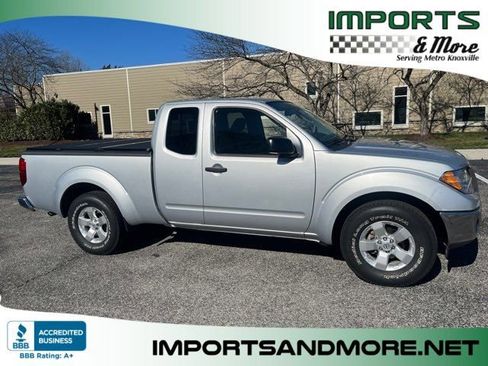 Used 2011 Nissan Frontier SV image 1