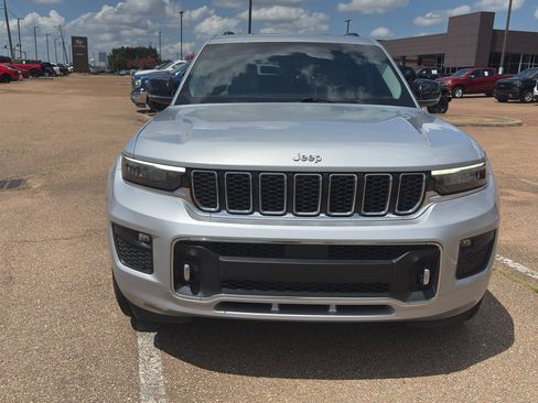 Used 2022 Jeep Grand Cherokee L Overland w/ Luxury Tech Group IV AWD/4WD image 2