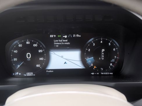 Used 2016 Volvo XC90 T6 Momentum w/ Momentum Plus Package image 21