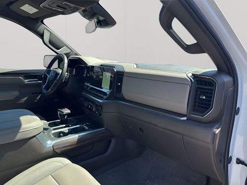 Used 2025 Chevrolet Silverado 1500 LT Trail Boss w/ Convenience Package II AWD/4WD image 15