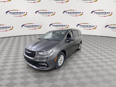 Used 2023 Chrysler Pacifica Touring-L FWD image 4