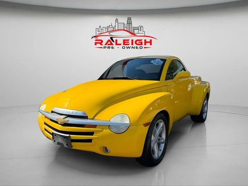 Used 2004 Chevrolet SSR w/ Preferred Equipment Group image 9