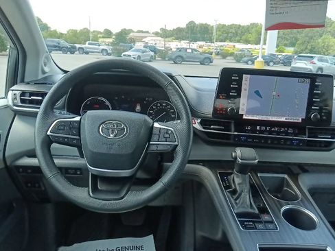 Used 2024 Toyota Sienna Limited FWD image 28