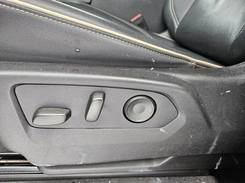 Used 2024 GMC Yukon XL SLT image 9