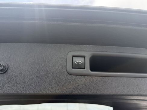 Used 2023 Toyota Highlander XLE FWD image 22