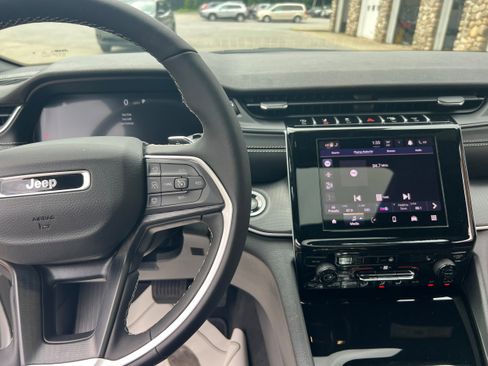 New 2025 Jeep Grand Cherokee L Altitude image 13