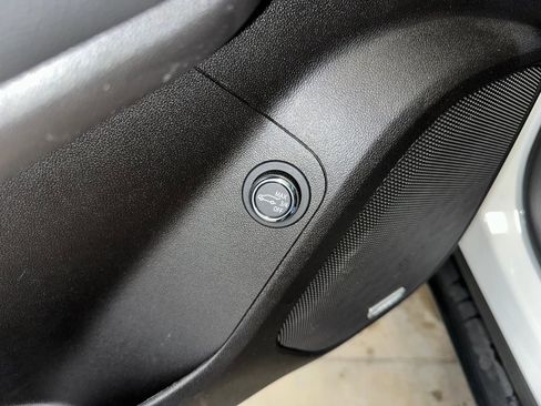 Certified 2023 GMC Acadia SLT w/ Technology Package image 7