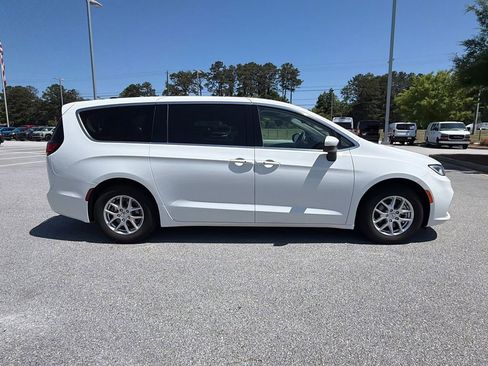 Used 2023 Chrysler Pacifica Touring-L FWD image 8