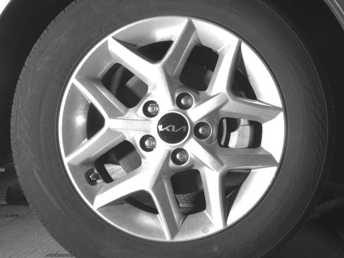 Used 2025 Kia Soul LX w/ LX Technology Package FWD image 13