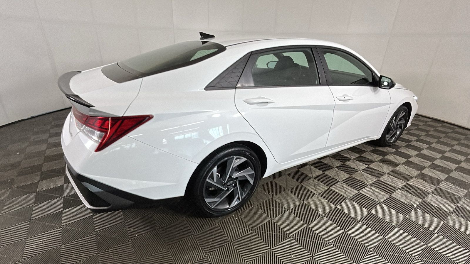 Used 2025 Hyundai Elantra SEL FWD image 3