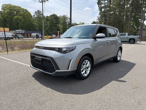 Used 2025 Kia Soul LX w/ LX Technology Package FWD image 2