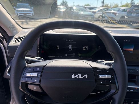 Used 2025 Kia K4 LXS image 27