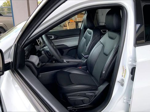 Used 2024 Jeep Compass Latitude AWD/4WD image 8