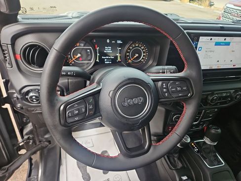 Used 2024 Jeep Gladiator Rubicon w/ Technology Group image 14