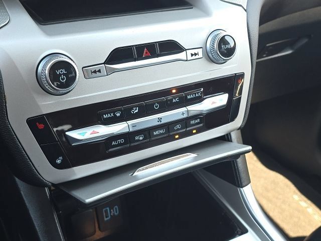 Used 2024 Ford Explorer XLT w/ Equipment Group 202A RWD image 32