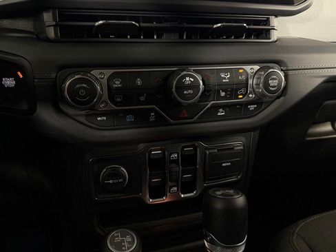 Used 2025 Jeep Wrangler Unlimited Sahara image 22