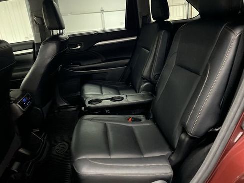 Used 2018 Toyota Highlander XLE AWD/4WD image 25