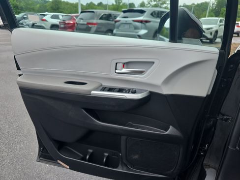 Used 2025 Toyota Sienna XLE FWD image 27