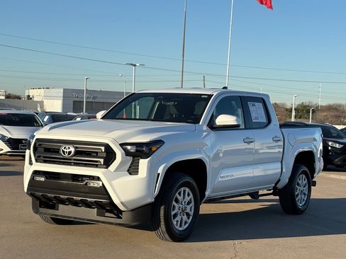 Used 2025 Toyota Tacoma SR5 image 3