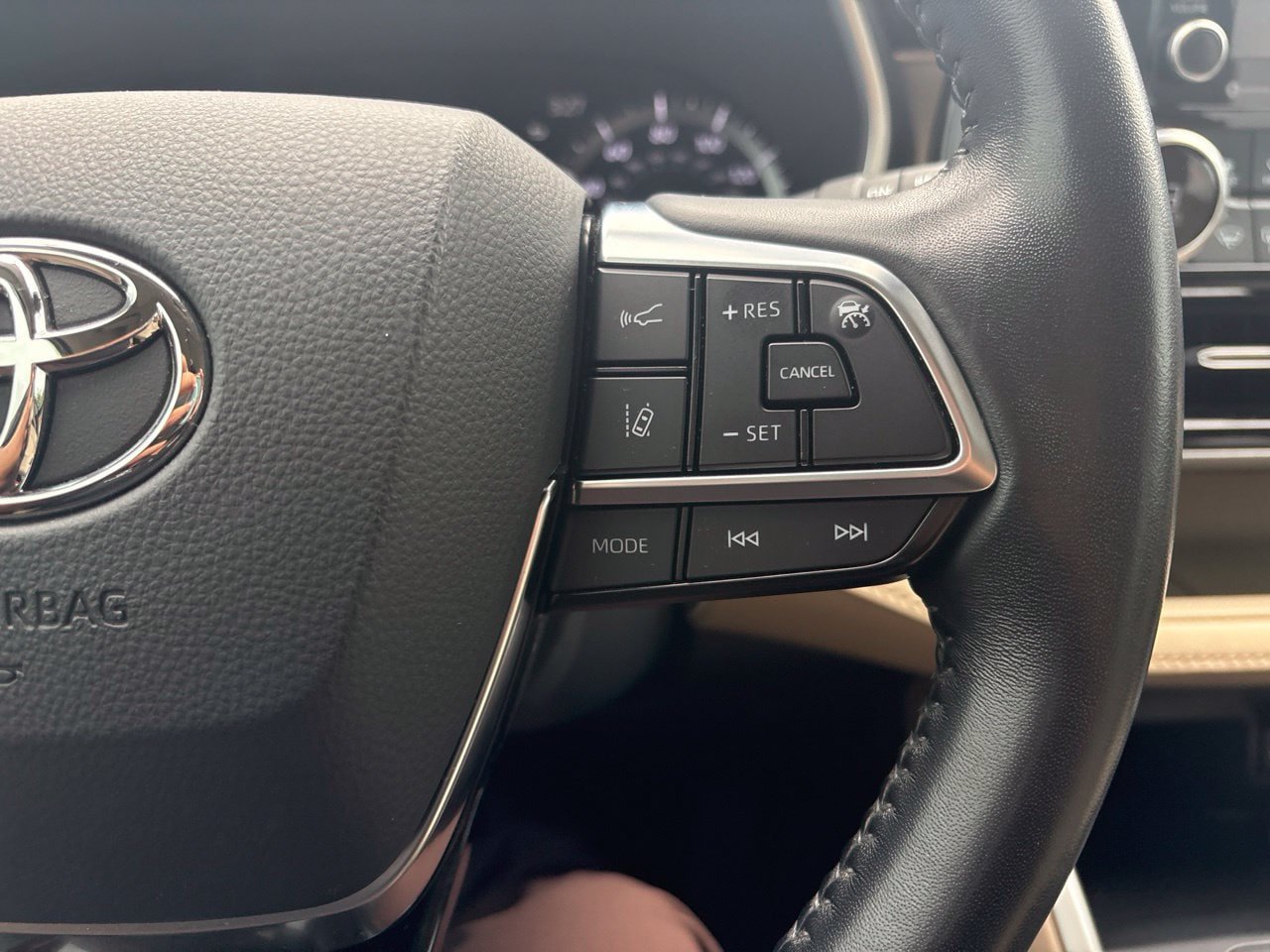 Used 2021 Toyota Highlander XLE AWD/4WD image 24