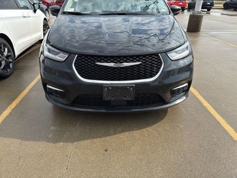 Used 2024 Chrysler Pacifica Touring-L image 4