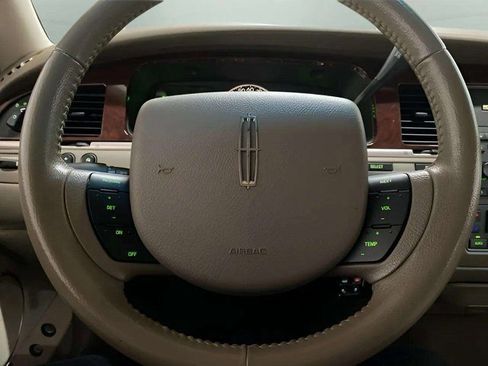 Used 2005 Lincoln Town Car Signature image 35