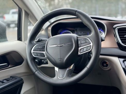 Used 2023 Chrysler Voyager LX image 21