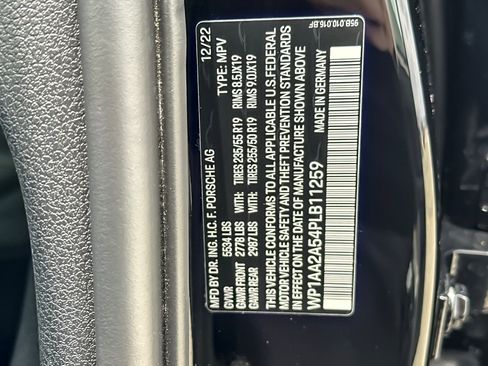 Used 2023 Porsche Macan AWD/4WD image 28