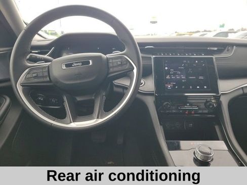 Used 2023 Jeep Grand Cherokee L Laredo image 4