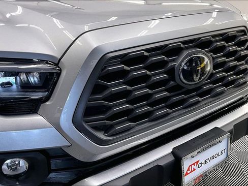 Used 2022 Toyota Tacoma w/ SR5 Package image 29