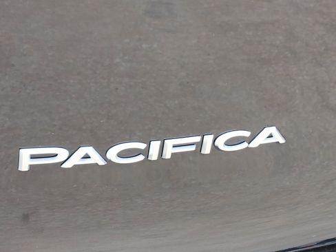 Used 2025 Chrysler Pacifica Pinnacle FWD image 13