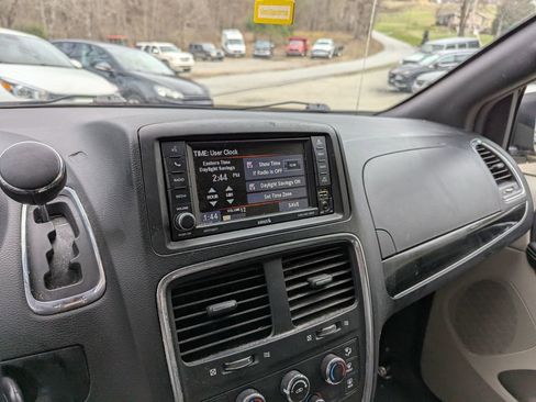 Used 2019 Dodge Grand Caravan SXT image 12