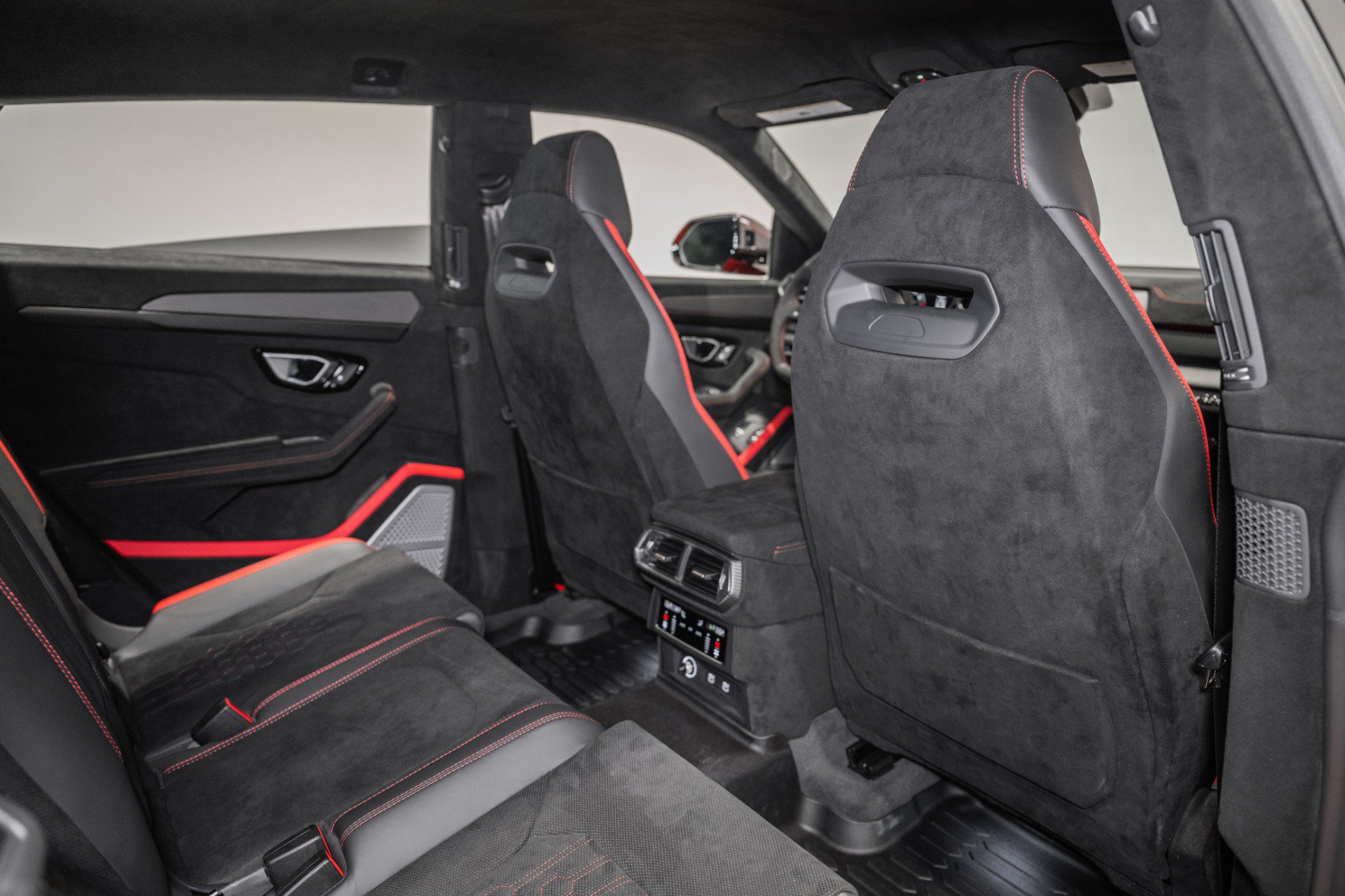 Used 2024 Lamborghini Urus Performante AWD/4WD image 23