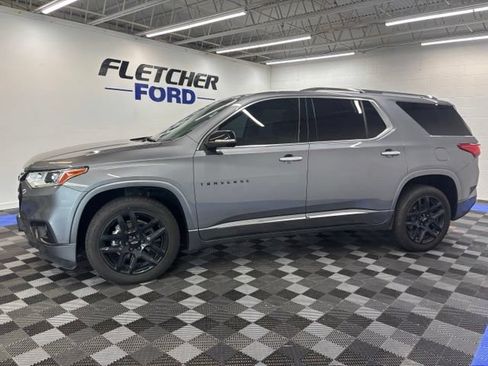 Used 2021 Chevrolet Traverse Premier w/ LPO, Blackout Package AWD/4WD image 3