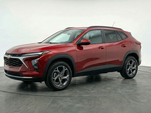 Used 2025 Chevrolet Trax LT image 3