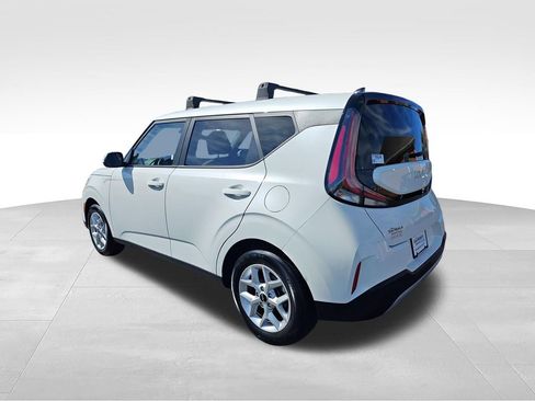 Used 2023 Kia Soul LX w/ LX Technology Package FWD image 3
