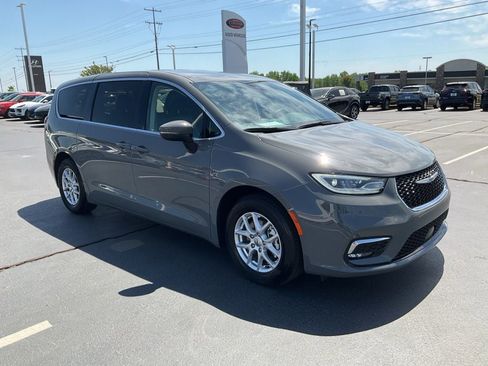 Used 2023 Chrysler Pacifica Touring-L FWD image 20
