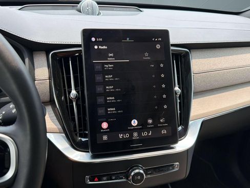 Certified 2025 Volvo XC90 T8 Ultra w/ Lounge Package AWD/4WD image 18