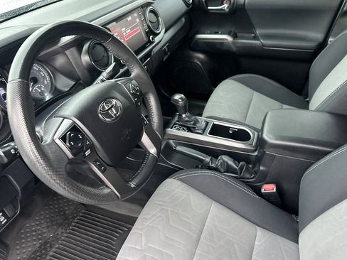 Used 2022 Toyota Tacoma TRD Off-Road image 10