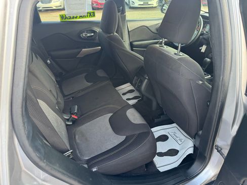 Used 2018 Jeep Cherokee Latitude image 12