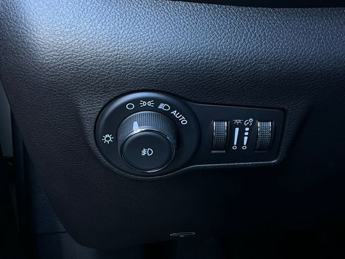 Used 2025 Jeep Compass Limited image 22